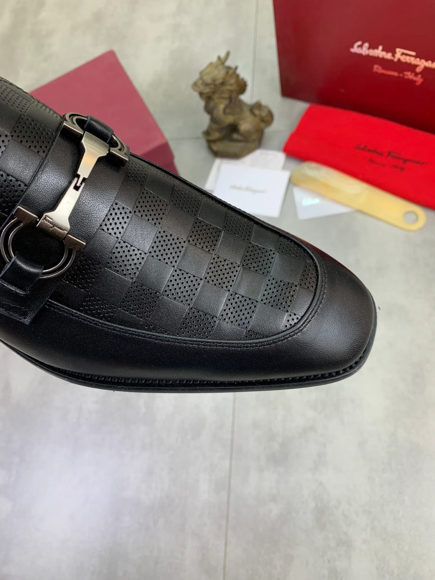 Men's Men's Shoes 💰P460💰[New Style] Water-dyed Niuli 🆘[Salvatore Ferragamo] Ferragamo's latest casual business leather shoes for men! Available at counters simultaneously! The fabric is made of specially imported original calfskin, and the interior is made of imported water-dyed cowhide. It is absolutely luxurious and leads the fashion trend. Matching code: 38-47 black optional